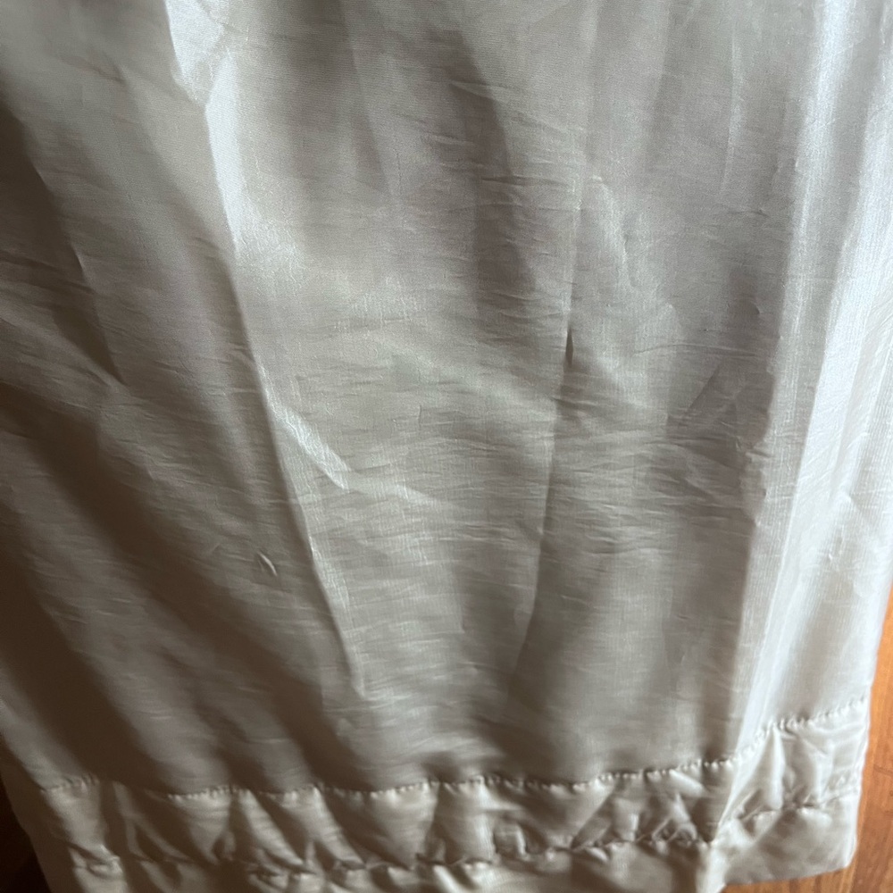 Beautiful Cream satin drapes . 54x98 2 panels, excellent condition $20